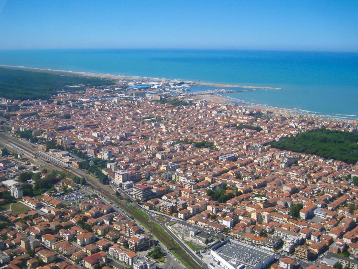 Apartment Lungomare By Interhome Viareggio Bagian luar foto